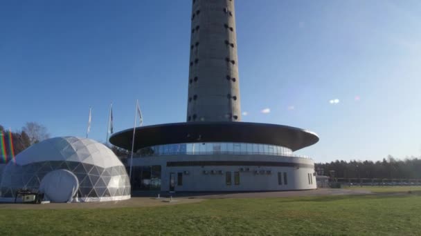 エストニア タリンの国立テレビ塔のプロの映画観光撮影 2020青い空 太陽とレンズフレア有名なスポットのこのビューで — ストック動画