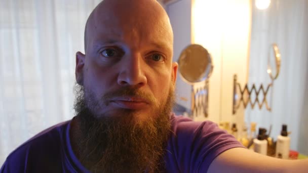 Homme avec moustache disparue regardant la caméra, style miroir selfie. nouveau style sans et poils du visage — Video
