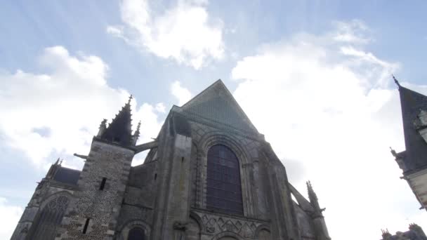 Cinematic view of Front door Architecture of Cathédrale Plantagenet in Le Mans, France 27.2.2020 The 134 meters long cathedral occupies the northeastern corner of the old town (known as Vieux Mans ) — Stock video