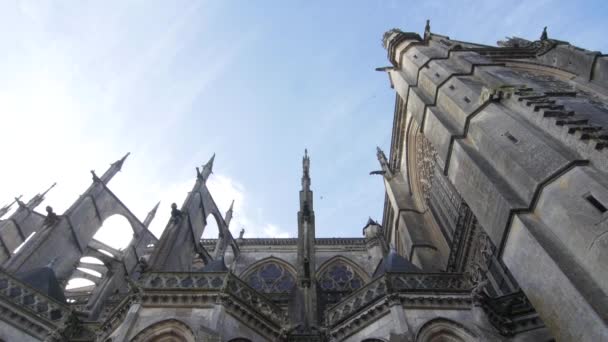 Vista lateral cinematográfica 4K da catedrale Saint Julien, in le Mans, Sarthe, França, 6.3.2020 esta cidade velha é um local de férias famoso para muitos turistas . — Vídeo de Stock