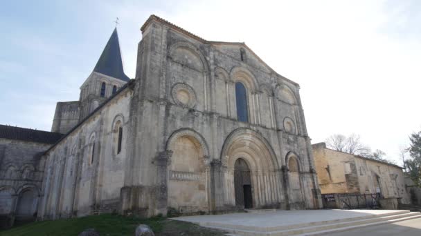 Krásný výhled na starobylý kostel svatého Amanta de Boixe, Francie, 6.3.2020 Opatství Saint-Amant-de-Boixe vděčí za svůj původ poustevníkovi Amantovi, který by žil v 6. století v lese — Stock video