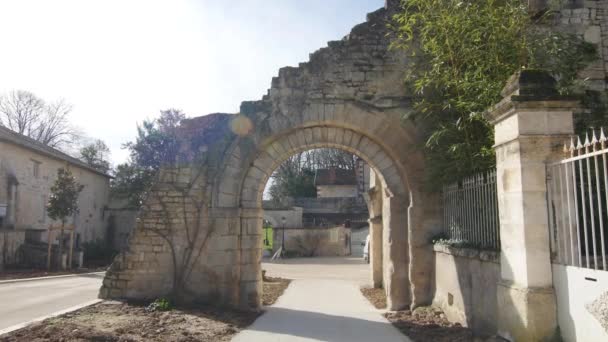 El arco romano en Saint Amant de Boixe, Francia 6.3.2020 La abadía de Saint-Amant-de-Boixe debe su origen al ermitaño Amant, que habría vivido en el siglo VI en el bosque de Boixe — Vídeos de Stock