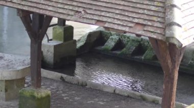 Charente Nehri, Mansle, Fransa 'da eski ve geleneksel bir yıkama evi. 28.2.2020. Bir ortaçağ yıkama evi.
