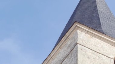 Fransa 'nın Mansle kentindeki kilise kulesi, 28.2.2020 Saint-Amant-de-Boixe, Charente' nin bir kolu olan Javart Vadisi 'nde yer almaktadır.,