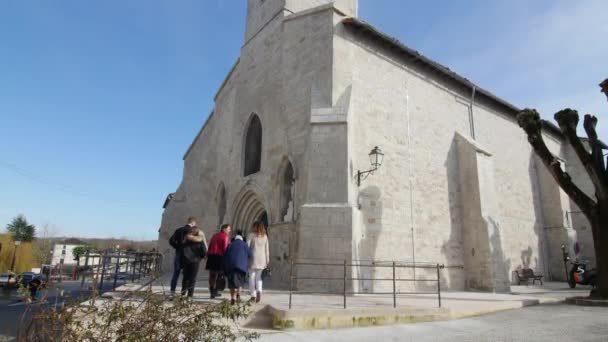 Pessoas que entram bela antiga Igreja medieval, em Mansle, França, 28.2.2020 ponto turístico famoso, Ele contém uma pintura na tela do século XVII, a ressurreição da filha de Jairo — Vídeo de Stock