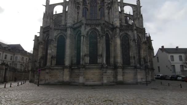 Achteraanzicht van Saint Gatien Cathedral Tours Frankrijk 6.3.2020 De zuidelijke toren van Tours Cathedral staat 69 meter hoog, de noordelijke toren slechts 68 meter. — Stockvideo