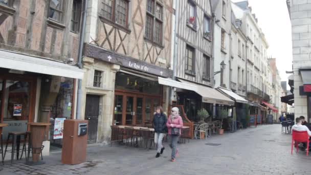 Old town cute litle road in Tours, France 28.2.2020 Tours stands on the lower reaches of the Loire river, between Orléans and the Atlantic coast. traditional province of Chateaux de la Loire — Stok video