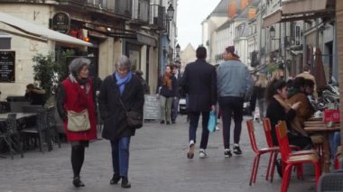 Eski kasaba Tours, Fransa 'da 28.2.2020 turu yapan insanlar, yaşlı ve aktif yetişkinlerin tatil zamanlarını geçirmeleri için en iyi şehirlerden biridir. bir sürü restoran ve kültürel etkinlik