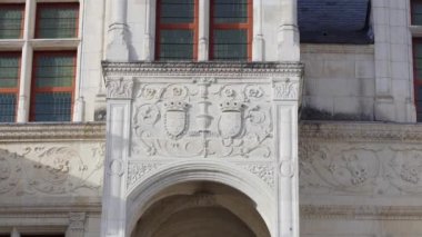 Tours, Fransa 'nın başkenti Tours' ta yer alan eski bir kamu binası mimarisidir. Indre-et-Loire departmanının yönetim merkezidir ve şehrin en büyük şehridir..