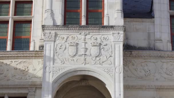 Arquitectura de fachada de casa pública del casco antiguo, en Tours, Francia 28.2.2020 Tours es una ciudad en el oeste de Francia. Es el centro administrativo del departamento de Indre-et-Loire y la ciudad más grande . — Vídeos de Stock