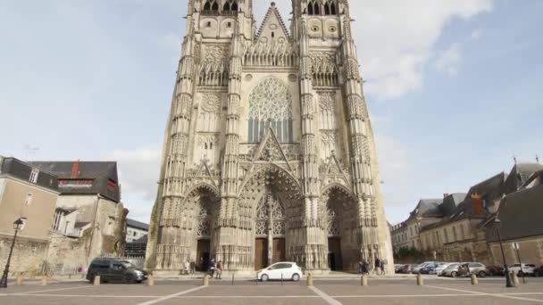 Gezicht op Saint Gatien Cathedral Tours Frankrijk 6.3.2020 de metropolitane kathedraal van de provincie Tours kerkelijke. Het werd gebouwd tussen 1170 en 1547. geclassificeerd monument historique — Stockvideo