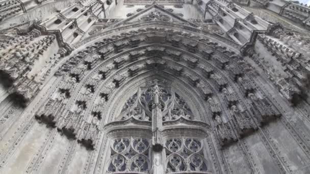Puerta principal de la catedral de Saint gatien Tours Francia 6.3.2020 Cathdrale Saint-Gatien de Tours, está dedicada al primer obispo de la ciudad y es una visita obligada al visitar el Valle del Loira . — Vídeo de stock