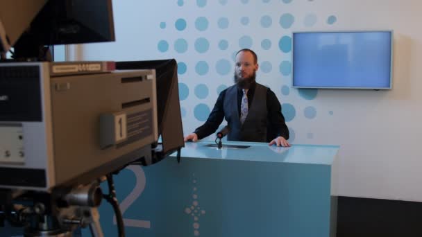 Fausses nouvelles télévisées avec caucasien hôte homme. Utilisable pour les nouvelles nationales avec interview. prise de vue en 4K avec possibilité d'intégration d'écran vert — Video