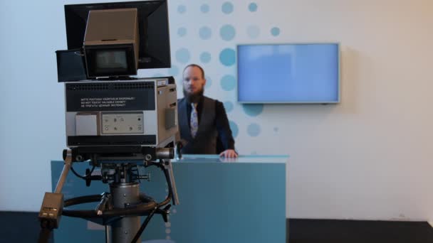 Телеинтервью с кавказским мужчиной-ведущим. Используется для национальных новостей с интервью. снимок в 4K с возможностью интеграции с зеленым экраном — стоковое видео