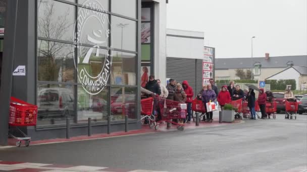 Angers, FRANCIA, 16.3.20 Crisis de Covid19: la gente se apresura a los supermercados para comprar alimentos básicos. cola de espera hasta el estacionamiento. ancianos franceses preparando semanas de contención en casa . — Vídeos de Stock