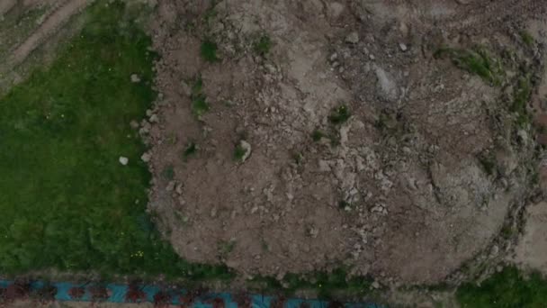 Drone vista della nuova casa pacco. Nel settore immobiliare, un lotto o appezzamento è un tratto o un appezzamento di terreno di proprietà o destinato ad essere di proprietà di alcuni proprietari. Un sacco è essenzialmente considerato un pacco di proprietà reale — Video Stock