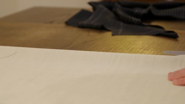 Herramientas de coser. Primer plano: las tijeras cortan la tela Pre Shrunk Coton Bump, también llamada domette. este es un paso en el proceso de fabricación de trajes a medida de lona completa . — Vídeo de stock