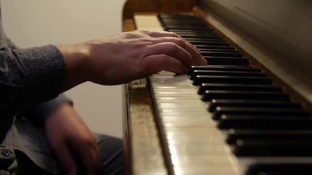 Primer plano de la mano de un intérprete de música tocando el piano de madera antiguo. Forma horizontal, espacio de copia — Vídeo de stock