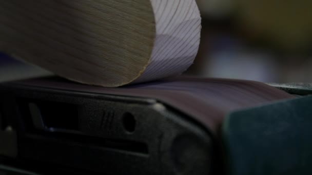 Man händer som arbetar automatisk sandningsmaskin. skåp hantverkare gör lyxiga möbler från scratch trä bit. Träarbetare arbetar noggrant med professionell utrustning. — Stockvideo