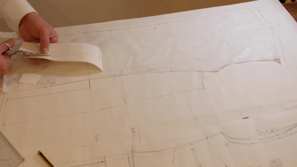 Plantilla de dibujo de diseñador para coser nuevo vestido y traje según bocetos, proyecto de acabado, fabricación de moda y diseño para fabricante de trajes — Vídeo de stock