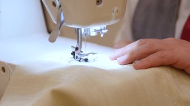 Terzi makinesi yüzen tuvali diker, ceketin ön paneline yapı ekler ve ceketin zamanla düzgün bir şekilde örtünmesini ve şeklini korumasını sağlar.
