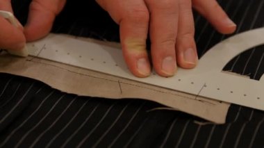 Moda tasarımcısı elleri Besom cepleri için kesik çizgileri işaretliyor. Smokin ceketinde ya da pantolonunda bulunan bir cep, bir giysi parçasına ya bağlanmış ya da yerleştirilmiş bir çanta kutusudur.
