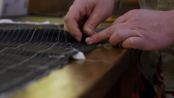 Σχεδιαστής μόδας χέρια basting το μπροστινό μέρος ενός κοστουμιού. Στο ράψιμο, το πιτσίλισμα ή το πιτσίλισμα είναι η γρήγορη, προσωρινή ραφή που προορίζεται να αφαιρεθεί. Η στοίβαξη χρησιμοποιείται με διάφορους τρόπους — Αρχείο Βίντεο