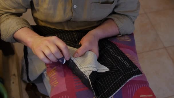 Diseñador de moda manos almohadilla costura de una solapa traje pespuntes de almohadilla asegurar dos o más capas de tela juntos y dar a las capas más firmeza ; — Vídeo de stock