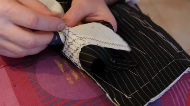 Красивый портной швея руки колодки сшивания костюм лацкана швы закрепить два или более слоев ткани вместе и придать слоям больше прочности — стоковое видео