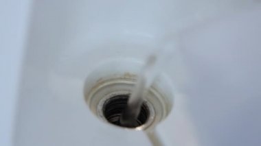 İç buhar ütüsünün basınçlı konteynırına mayınsız su dökülüyor.