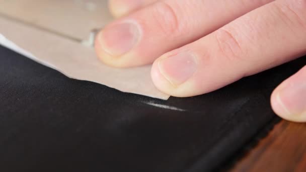 Skräddarsy ritlinjer på ett tyg med krita för att göra en skräddarsydd för att mäta kostym med svart acetat foder gjort tyg. — Stockvideo