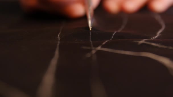 Fermer les images d'un tailleur coupant des lignes sur le tissu doublure et faire quelques modifications autour de la coupe avec sa craie 