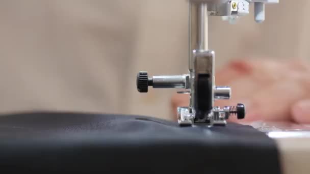 Plan rapproché de la main masculine poussant le matériau à travers une machine à coudre. Fabrication ou réparation costume : Altérations et ourlet sur vêtement fait main — Video