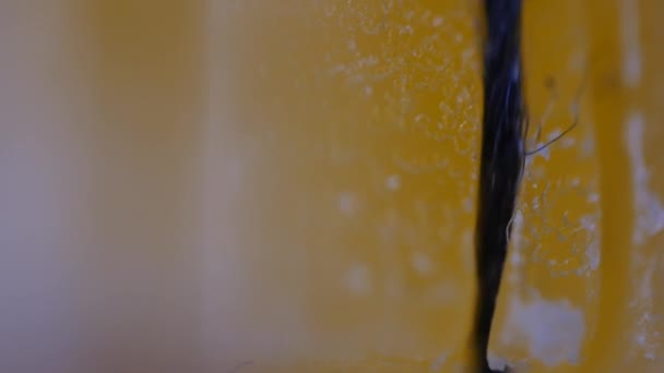 Макроскопічний знімок швейної нитки та бджолиної воскової нитки, що вібрує у бджолиному воску. з точки зору шокуючого воску різновид плавиться в нитку під час шиття, що допомагає закріпити його проти інших ниток . — стокове відео