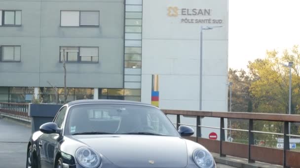 Letrero del Hospital de Le Mans en francés Le Mans, Francia 13-4-2020 Los coches deportivos estacionados en el Hospital en francés son hpital o, más comúnmente, centro hospitalario. Hospitales franceses se pueden encontrar en las principales ciudades — Vídeo de stock