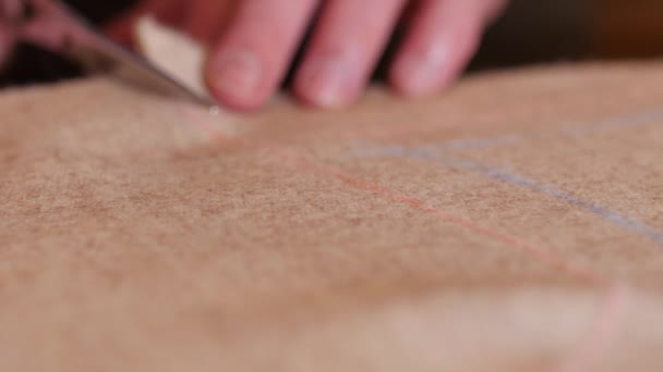 Mano con tijeras corte tejido de tweed natural beige. Primer plano del proceso de corte. Tutorial de costura. Taller de fabricación de patrones por el diseñador de moda. espacio de copia, herramientas de costura y primer plano — Vídeo de stock