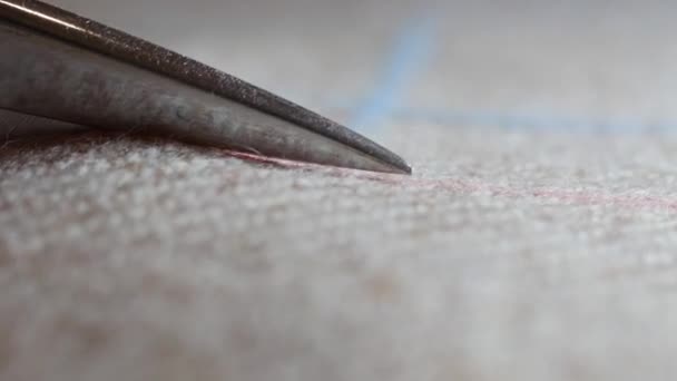 Vista de cerca de los sastres de corte de tweed mientras se trabaja en la creación de traje masculino hecho a medida: chaqueta, abrigo y pantalones. concepto de moda Proceso de confección . — Vídeos de Stock