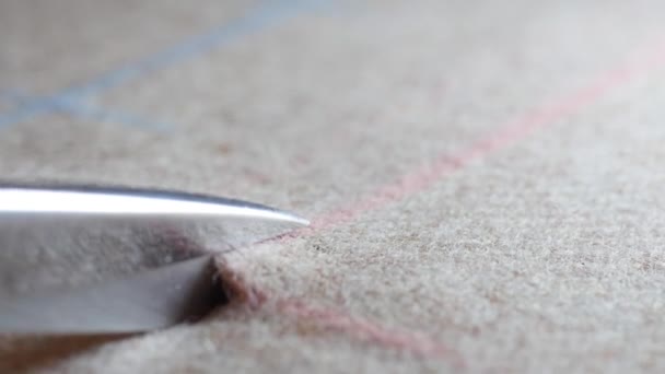 Tessuto di lana di tweed tagliato su misura lungo linee di sapone gesso sul taglio del modello. Vista dall'alto di mani sartoriali che lavorano con forbice e vestito panno tessile. qualità su misura Sartoria della tuta Fashion designer — Video Stock