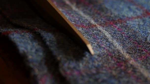 Gros plan 4k plan professionnel de ciseaux coupe tweed tissu de laine : tissu costume sur mesure gros plan, ce couturier masculin coupe motif en tissu pour faire sur mesure costume . — Video