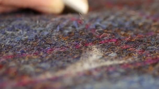 Atelier design stúdió szabás. A ruha készítő szabó rajzol szappan jelölés minták kék gyönyörű tweed szövet. Közelkép. — Stock videók