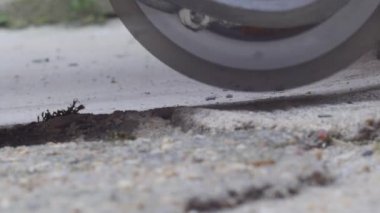 Profesyonel öğütücü beton bloğu elmas testereli bıçak makinesiyle kesiyor endüstri işçisi inşaat alanındaki fayansları kesiyor, arka plandaki tozları kopyalıyor. Araç elleri ve kıvılcımları kapat