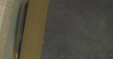 Dairesel testereli ve yakın plan testereli bir makine aleti. Testere bıçağı dönüyor. Çift katmanlı yonga tahtasının kenarını testereyle kesmek. Elektrikli testere kullanan bir zanaatkar..