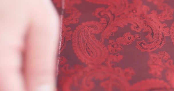 Projektant odzieży tworzy szkic odzieży z filcem na końcówce. Zbliżenie męskich rąk. Projektant mody lub krawiec pracujący z tkaniną w studiu pełnym narzędzi krawieckich. — Wideo stockowe