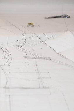 Lastik ve makaslı bir takım elbisenin canlı fotoğrafı. Terzinin çalışma masası. Tekstil veya ince kumaş yapımı için tasarımcı masası.