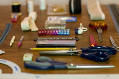 Geleneksel ahşap masada terzilik için aksesuarlar