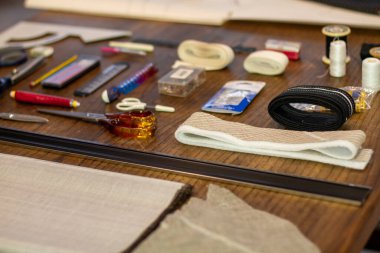 Ahşap masadaki dikiş aksesuarları.