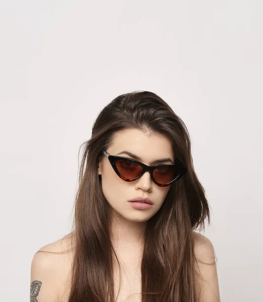 Piękna Młoda Dziewczyna Brązowymi Włosami Modnych Okularach Pozujących Białym Tle — Zdjęcie stockowe