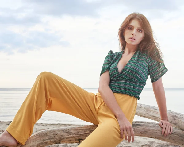 Piękna Modna Dziewczyna Plaży Ubrana Zieloną Bluzę Żółte Spodnie Stylowe — Zdjęcie stockowe