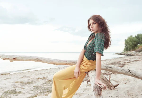 Bela Menina Moda Praia Vestida Com Uma Camisola Verde Calças — Fotografia de Stock