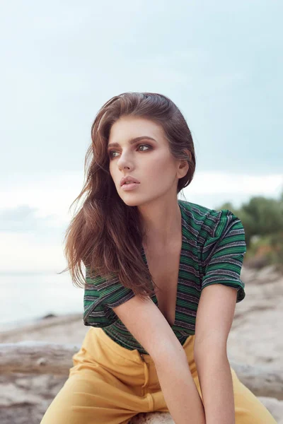 Portret Pięknej Młodej Dziewczyny Plaży Zielonej Bluzce Żółtych Spodniach Stylowa — Zdjęcie stockowe